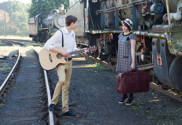 Retro jovem amor casal vintage serenata trem configuração — Fotografia de Stock