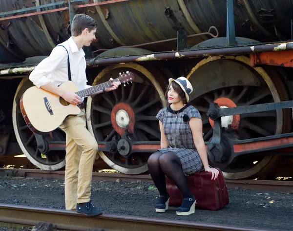 Retro giovane amore coppia vintage serenata treno impostazione — Foto Stock