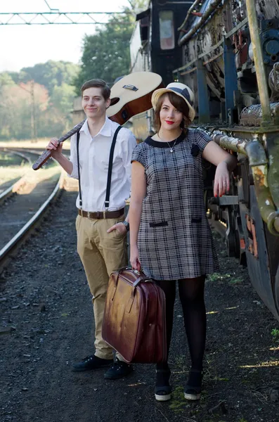 Retro jovem amor casal vintage trem configuração — Fotografia de Stock