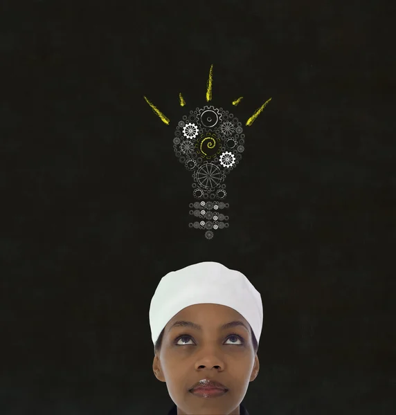 Versnelling Kogge gloeilamp idee Afrikaanse vrouw chef op krijt schoolbord achtergrond — Stockfoto