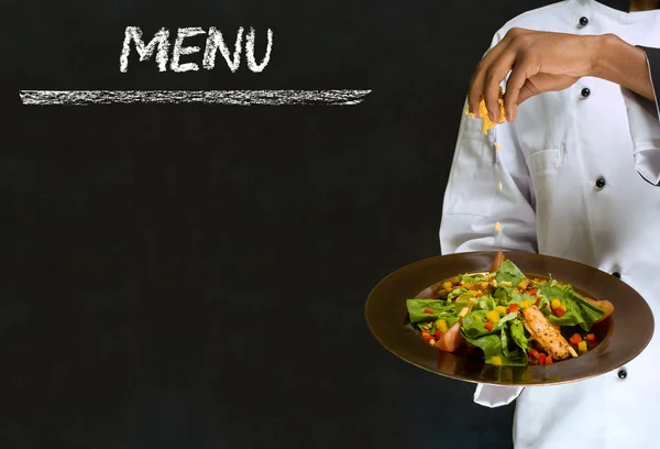 Chef con comida saludable para ensaladas en pizarra de tiza menú de fondo — Foto de Stock
