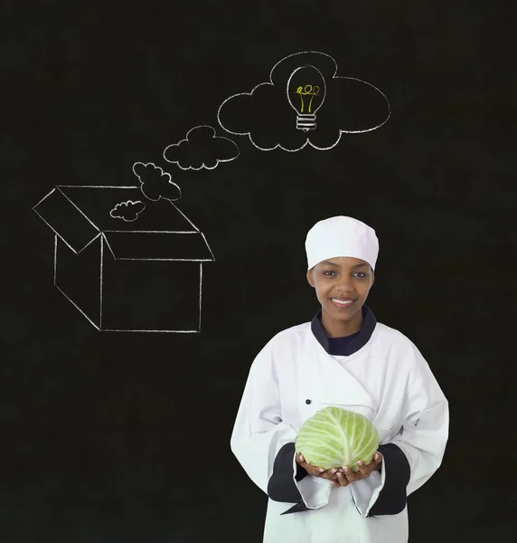 Africano chef mulher pensando fora a caixa giz conceito blackboard fundo — Fotografia de Stock