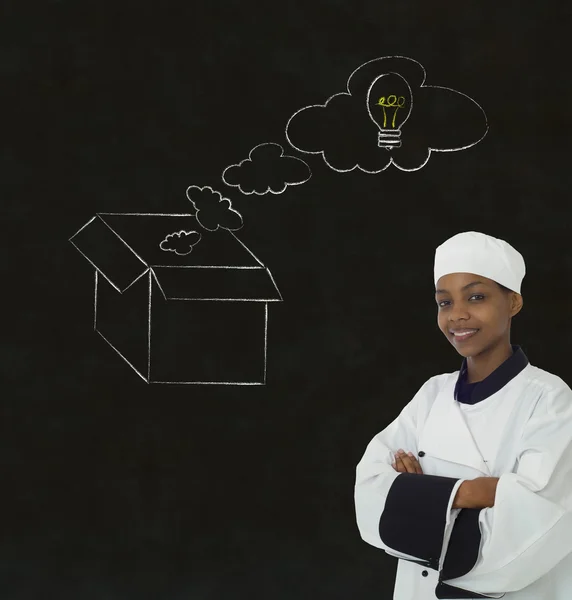 Mujer africana chef pensando en la caja tiza concepto pizarra fondo — Foto de Stock