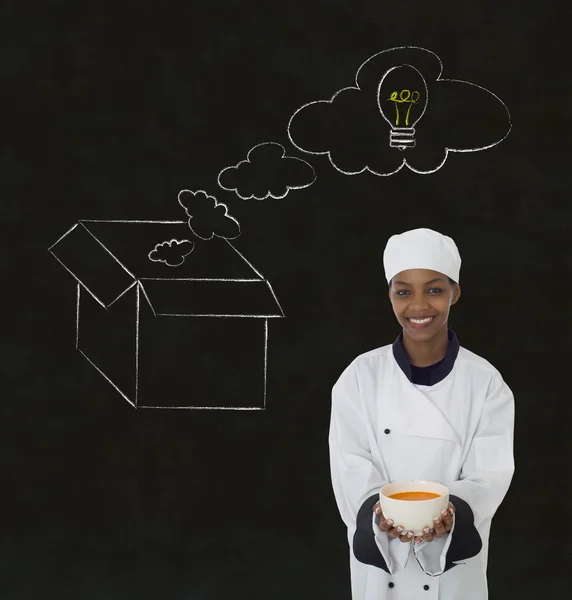 Mujer africana chef pensando en la caja tiza concepto pizarra fondo — Foto de Stock