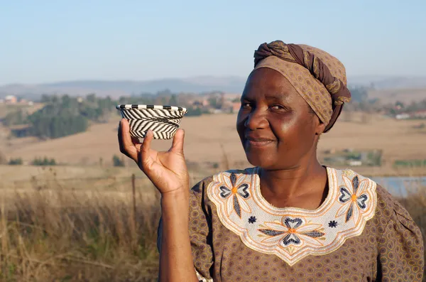 Mujer Zulú africana tradicional vendiendo cestas de alambre —  Fotos de Stock