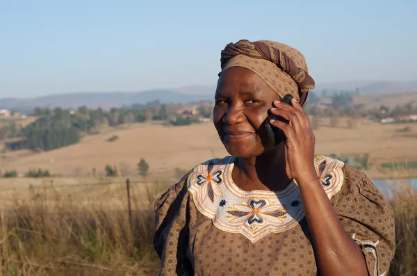 Traditionele Afrikaanse zulu vrouw spreken op mobiele telefoon Rechtenvrije Stockfoto's