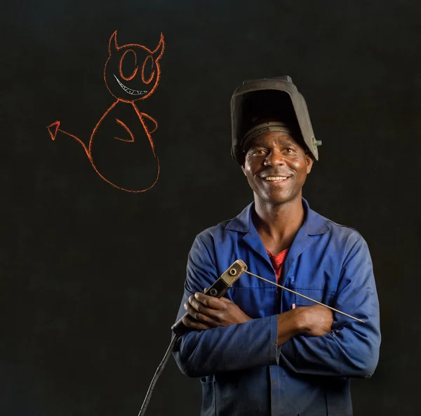 Africain noir homme industriel travailleur craie ange ou diable sur tableau noir — Photo