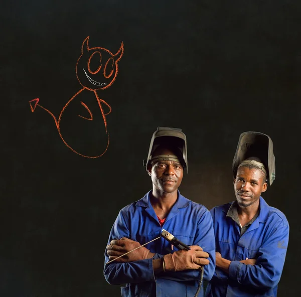 Afrikanska svart man industial arbetare krita ängel eller djävul på blackboard — Stockfoto