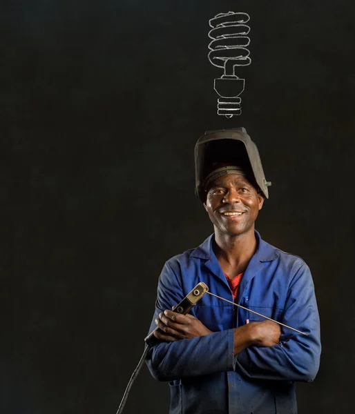 Africano homem negro trabalhador industrial com poupança de energia quadro negro lâmpada — Fotografia de Stock