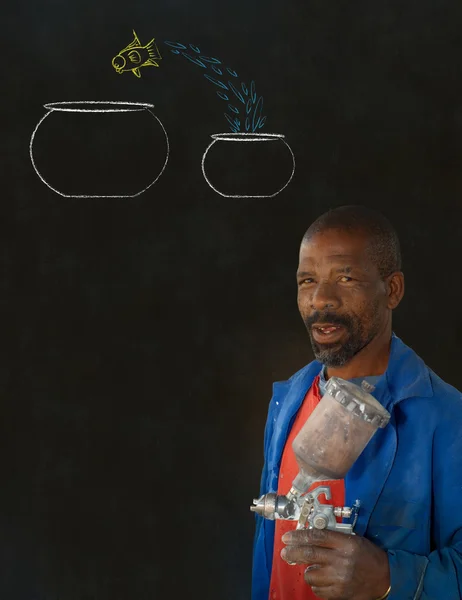 Afrikanischer schwarzer Mann Industriearbeiter mit kreidespringenden Fischschalen Tafel — Stockfoto