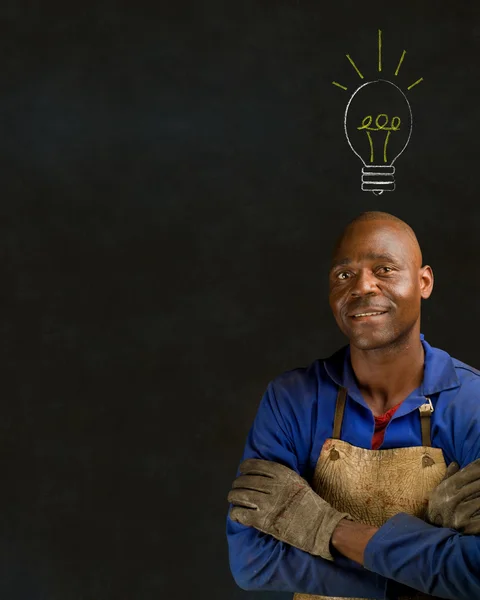 Africano nero uomo industriale lavoratore con gesso lampadina lavagna — Foto Stock