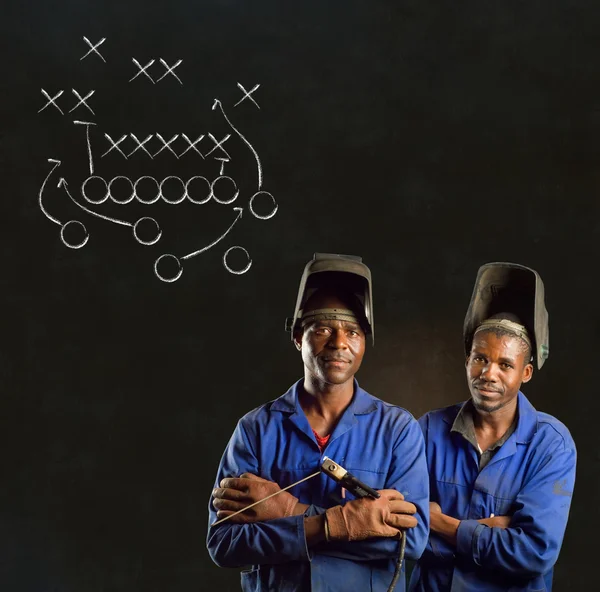 Africano nero uomo industriale lavoratore con gesso gioco piano lavagna — Foto Stock