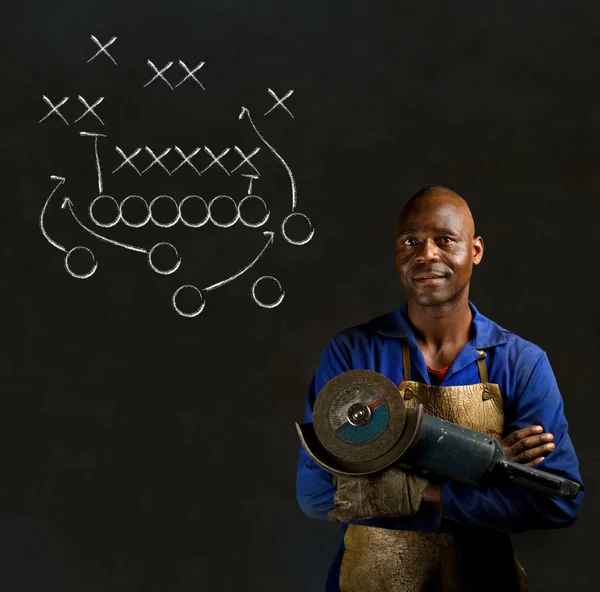 Αφρικανική μαύρο άνθρωπος βιομηχανική εργαζόμενος με κιμωλία σχέδιο το παιχνίδι του μαυροπίνακα — Φωτογραφία Αρχείου