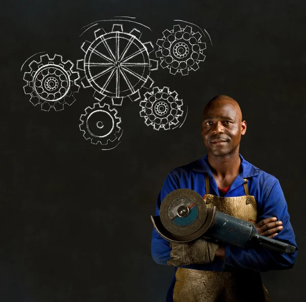 Tebeşir gears blackboard ile Afrikalı zenci adam sanayi işçisi — Stok fotoğraf