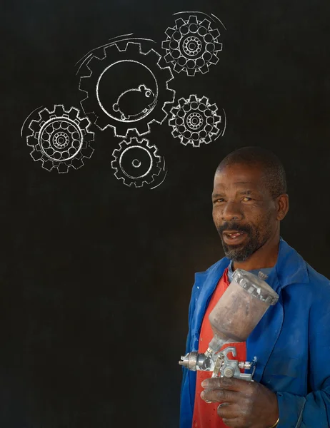Africano homem negro trabalhador industrial com giz hamster engrenagens blackboard — Fotografia de Stock