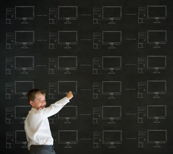 Tebeşir ağlar üzerinde tahta arka plan ile işaret eden çocuk — Stok fotoğraf