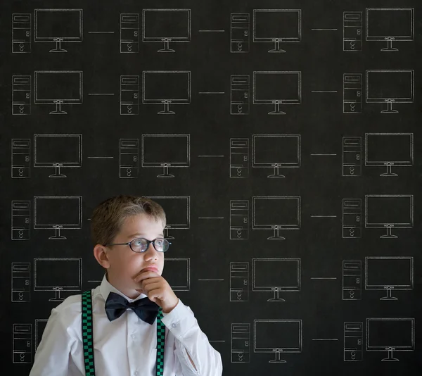Pensando menino com redes de giz no fundo blackboard — Fotografia de Stock