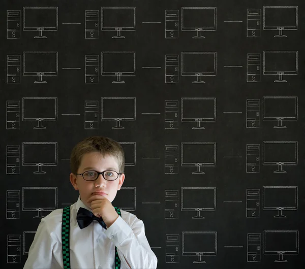 黒板背景にチョーク ネットワークと考える少年 — ストック写真
