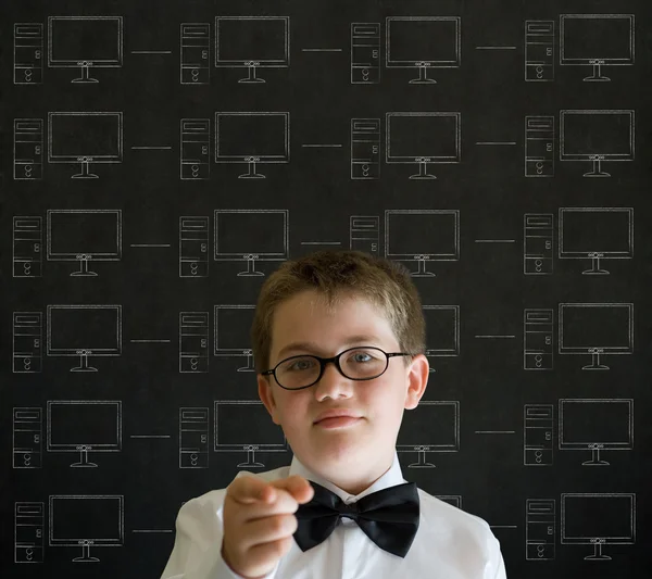 Vinger wijzende jongen met krijt netwerken op blackboard achtergrond — Stockfoto