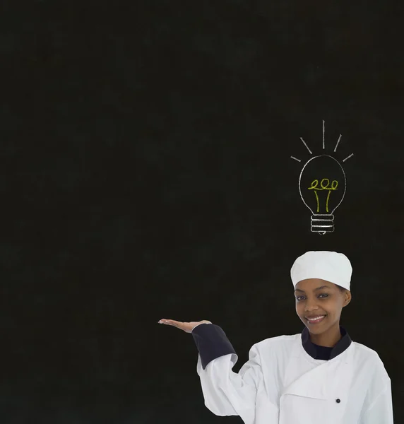 Lampadina idea donna africana chef su sfondo lavagna gesso — Foto Stock