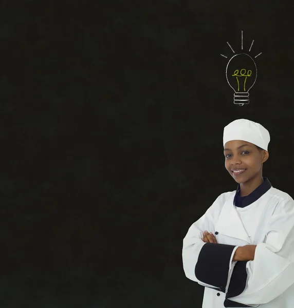 Lampadina idea donna africana chef su sfondo lavagna gesso — Foto Stock