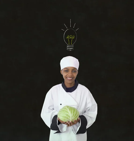 Lampadina idea donna africana chef su sfondo lavagna gesso — Foto Stock