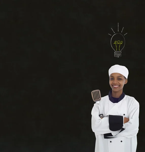 Žárovka idea Afričanka kuchař na křídové tabule pozadí — Stock fotografie