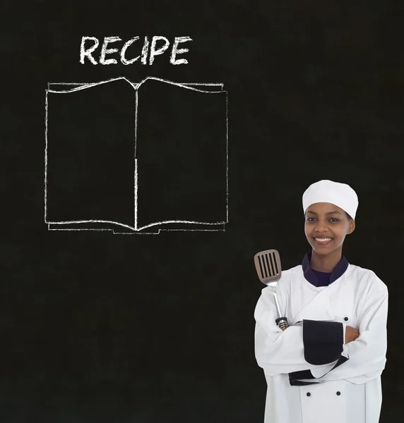 Chef avec livre de recettes sur fond de menu tableau noir craie — Photo