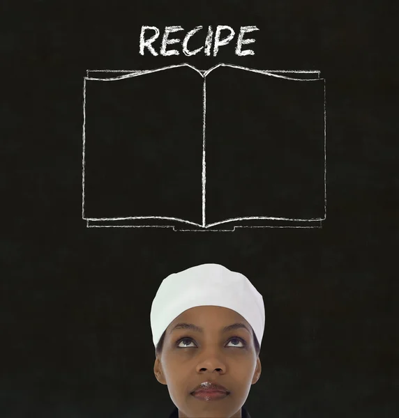 Chef-kok met receptenboek over krijt schoolbord menuachtergrond — Stockfoto