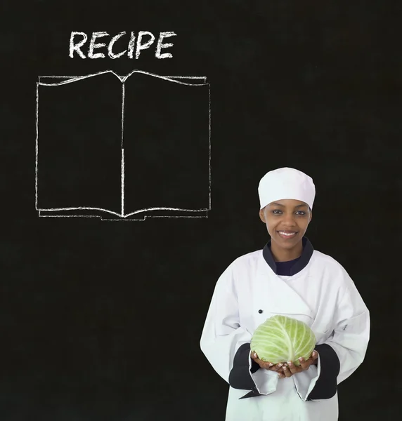 Шеф-повар с книгой рецептов на фоне меню доски мелом — стоковое фото
