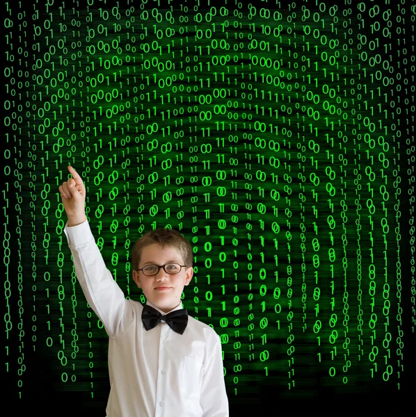 Мальчик, студент-бизнесмен с двоичным кодом на заднем плане — стоковое фото