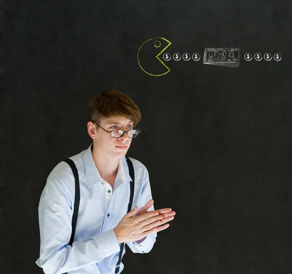 Finanzunternehmer mit gelber Computerspiel-Ikone isst Geld auf Tafel-Hintergrund — Stockfoto