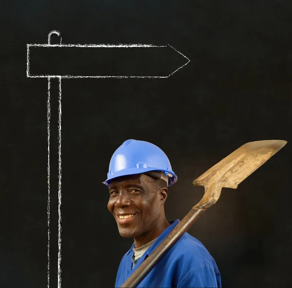 Africain noir travailleur avec signe de craie sur un fond — Photo