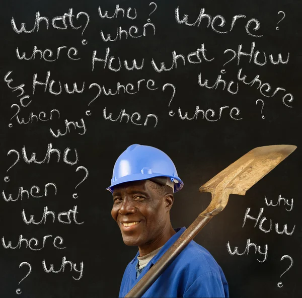 Afro-americano trabajador negro con preguntas de tiza — Foto de Stock