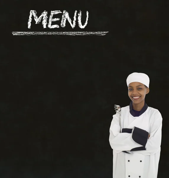 Chef avec panneau de menu à la craie sur fond de tableau noir — Photo
