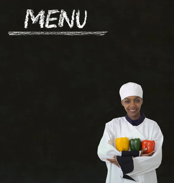 Chef com sinal de menu de giz em um fundo de quadro negro — Fotografia de Stock