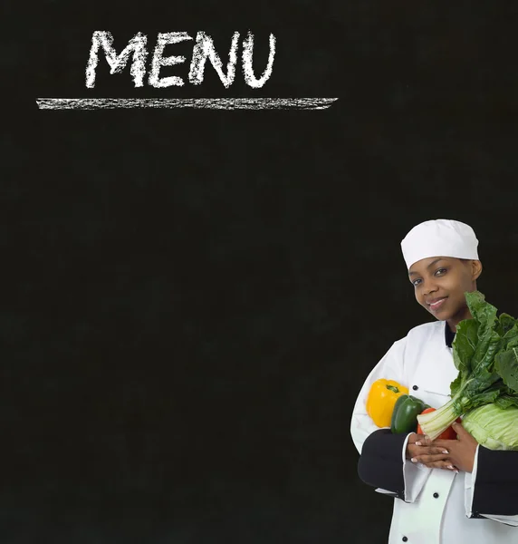 Chef com sinal de menu de giz em um fundo de quadro negro — Fotografia de Stock