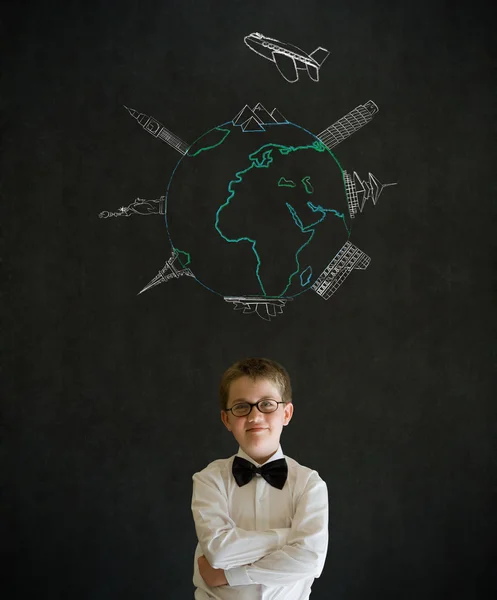 Chłopiec ubrany jak człowiek biznesu z cudów świata kredą na tle — Zdjęcie stockowe