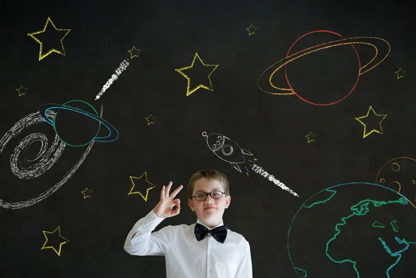 Alle ok jongen zakenman met krijt universum planeet zonnestelsel op blackboard verbeelden ruimte reizen — Stockfoto