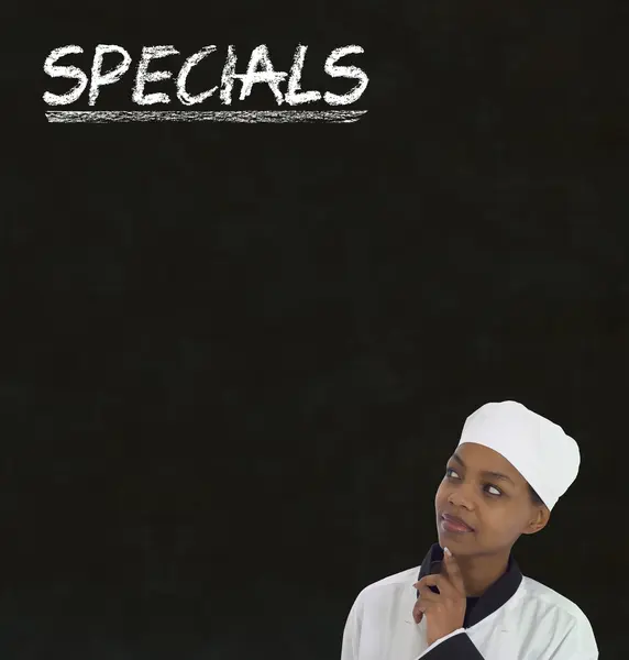 Africano mulher chef com giz especiais assinar no quadro fundo — Fotografia de Stock