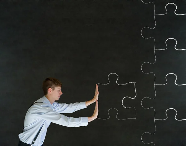 Verkaufsunternehmer schiebt Kreide-Puzzleteil auf Tafel-Hintergrund — Stockfoto