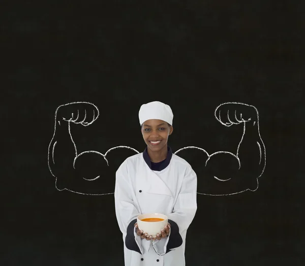 Mujer afroamericana chef con tiza brazos fuertes saludables en el fondo de pizarra — Foto de Stock