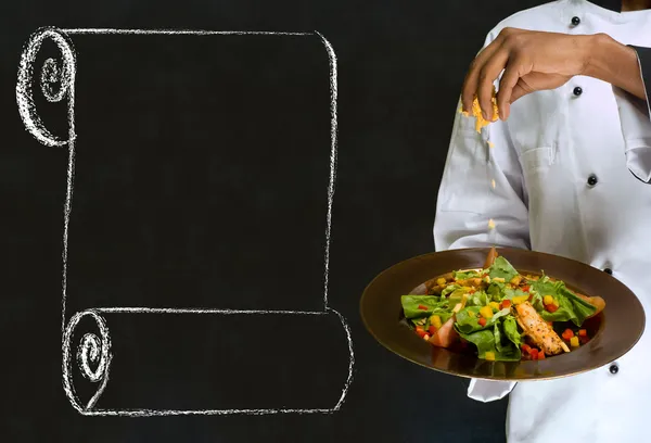 Afrikaanse Amerika chef-kok bedrijf gezondheid salade schotel met krijt scroll op blackboard achtergrond — Stockfoto