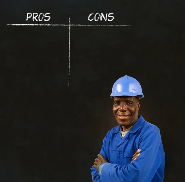 Afryki amerykański czarny mężczyzna robotnik z kredy plusy i minusy listy decyzji — Zdjęcie stockowe