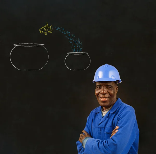Afrikanischer schwarzer Mann Arbeiter mit kreidespringenden Fischschalen Hintergrund — Stockfoto