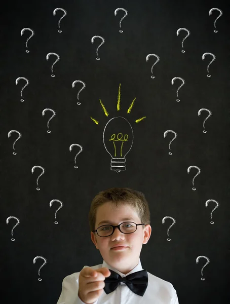 Aanwijsapparaat jongen verkleed als zakenman verhoor ideeën — Stockfoto