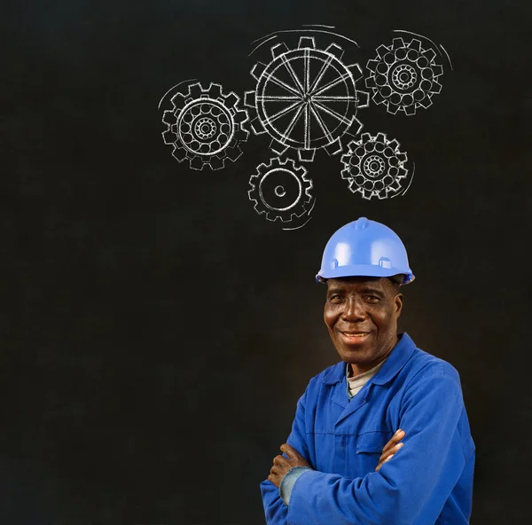 Africano nero uomo lavoratore con gesso ingranaggi lavagna — Foto Stock