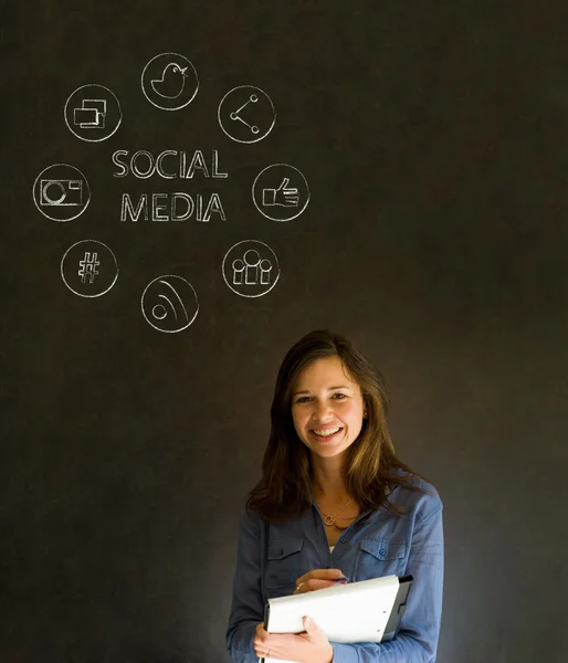 Mulher de negócios ou professor com ícones de mídia social giz blackboard fundo — Fotografia de Stock