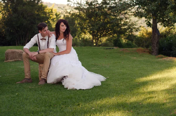 Novia y novio en boda de jardín — Foto de Stock