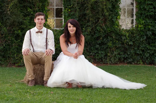 Bruid en bruidegom buiten kerk — Stockfoto